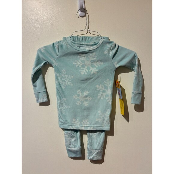 NWT Cat & Jack Light Green Snowflake Pajamas - 4T - Picture 1 of 3